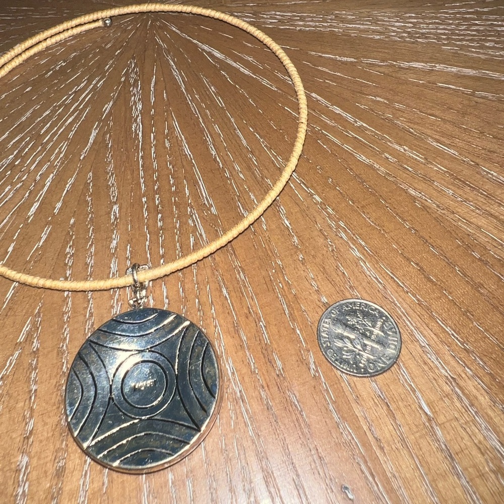 ✨ Vintage Southwestern Mother-of-Pearl Statement Pendant Necklace - Picture 3 of 6